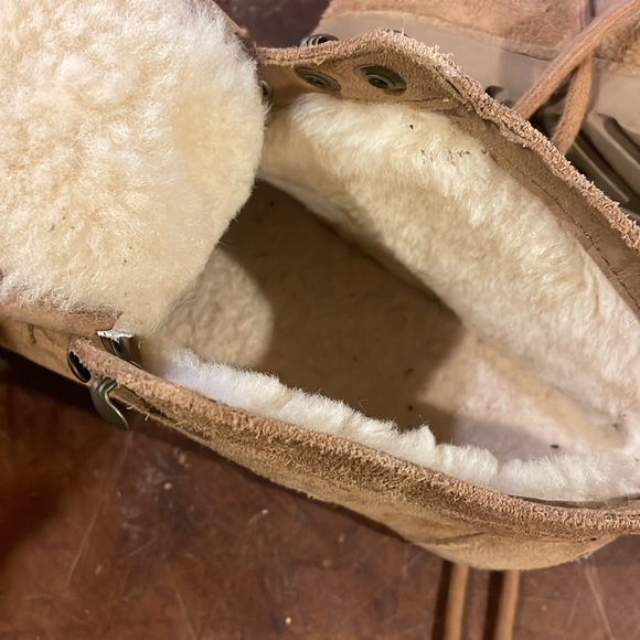 Ugg suade short tie boots - Picture 2 of 6